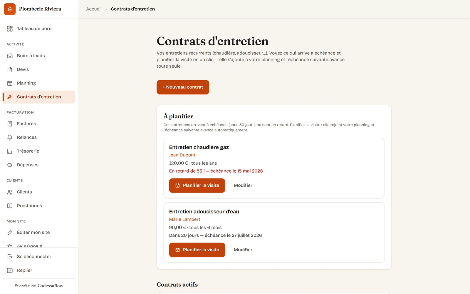 Écran Contrats d'entretien du cockpit CodessaFlow listant les contrats récurrents et leurs échéances.