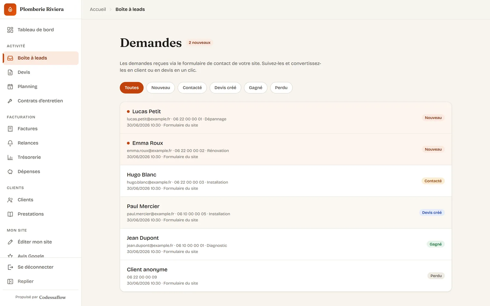 Écran Boîte à leads du cockpit CodessaFlow listant les demandes reçues via le site avec leur statut.